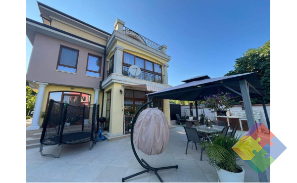 ЕЛЕГАНТЕН ДОМ ДО МОРЕТО – СПОКОЙСТВИЕ, ПРОСТОР И ПАНОРАМА САМО НА 200 М ОТ ПЛАЖ КАБАКУМ!